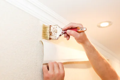 Pose de papier peint à Couzou — revêtements muraux et toiles de verre